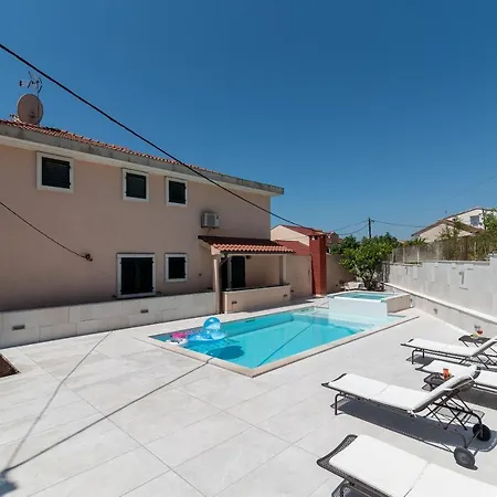 Lavandula - Swimming Pool View