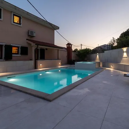 Lavandula - Swimming Pool View Гостевой дом Трогир