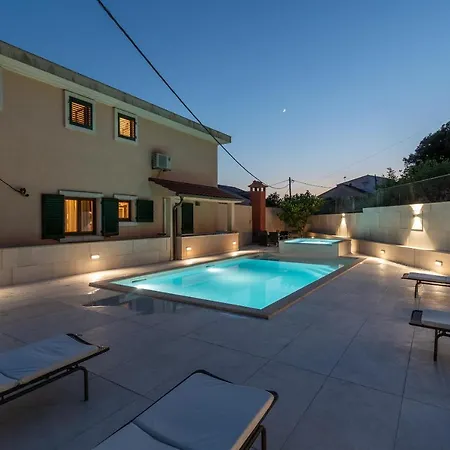 Lavandula - Swimming Pool View