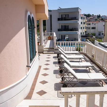 Lavandula - Swimming Pool View 4* Трогир