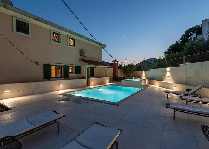 Apartment Villa Lavandula - Swimming Pool View