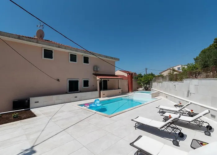 Apartment Villa Lavandula - Swimming Pool View