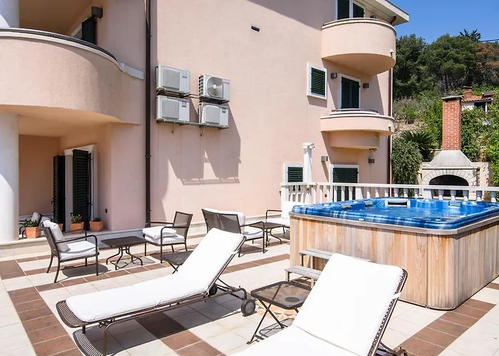 Apartment Villa Lavandula - Swimming Pool View Pensionat 4*