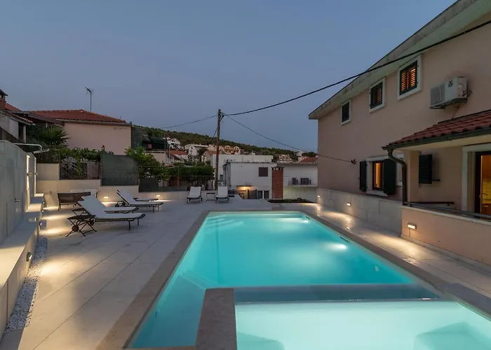 Lavandula - Swimming Pool View Πανσιόν